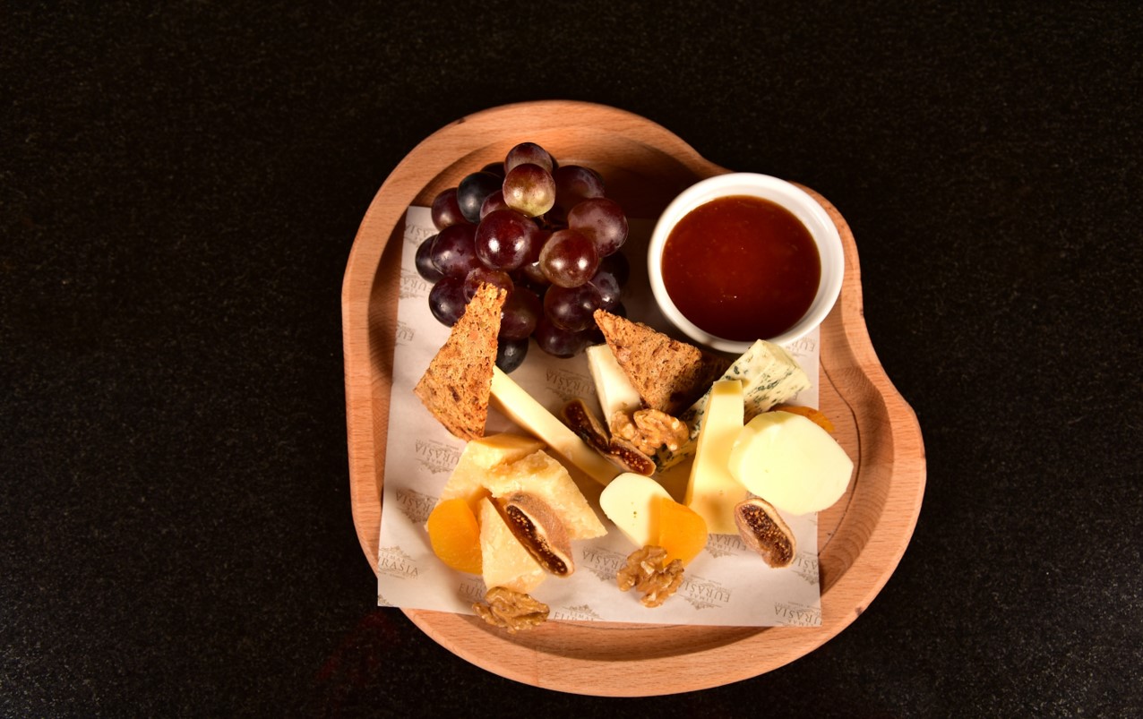 Traditional Turkish and International Cheese Plate(560 Calorie)
